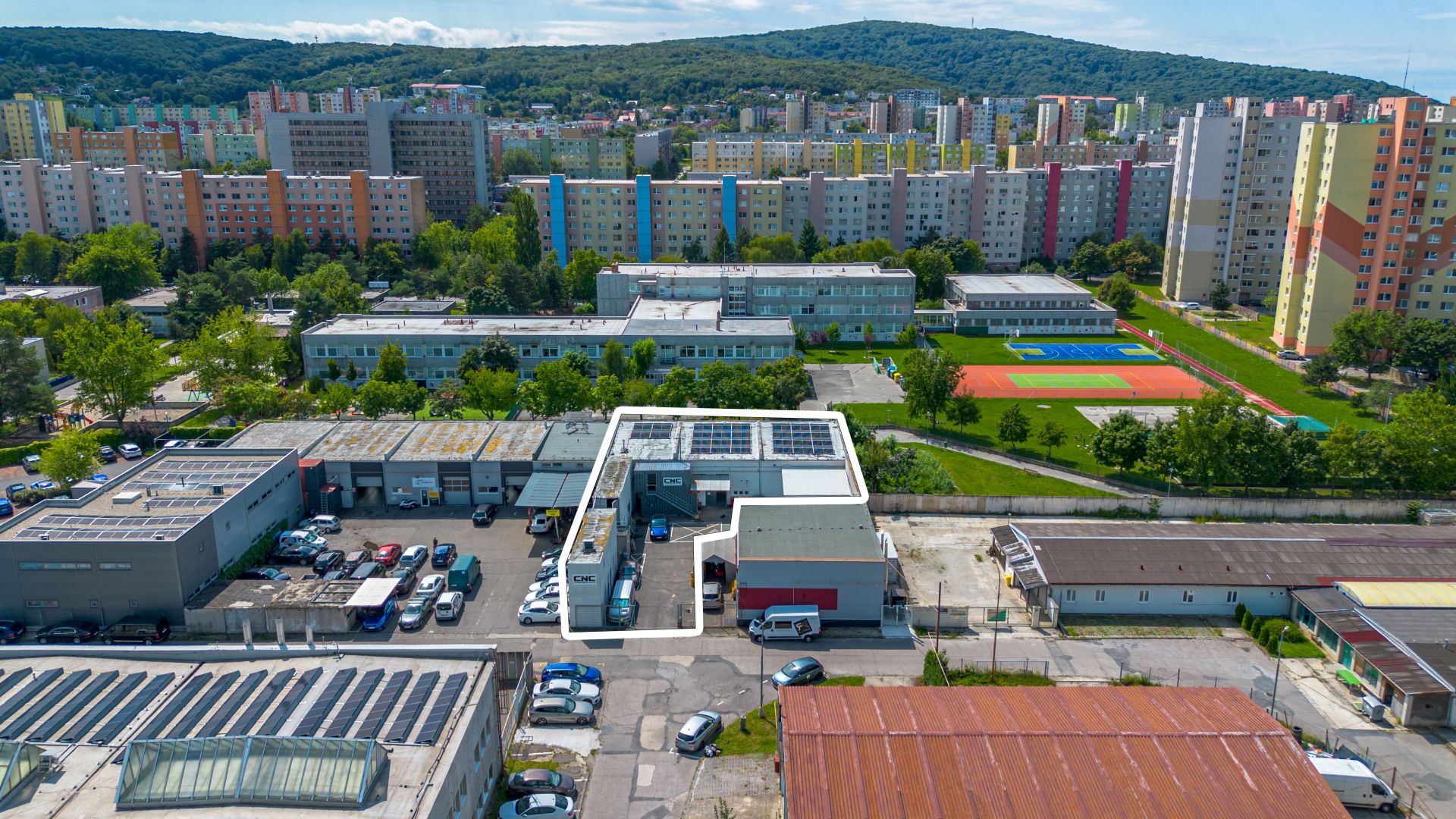 Výrobná hala s kanceláriami a skladmi v Dúbravke – ideálne pre výrobu