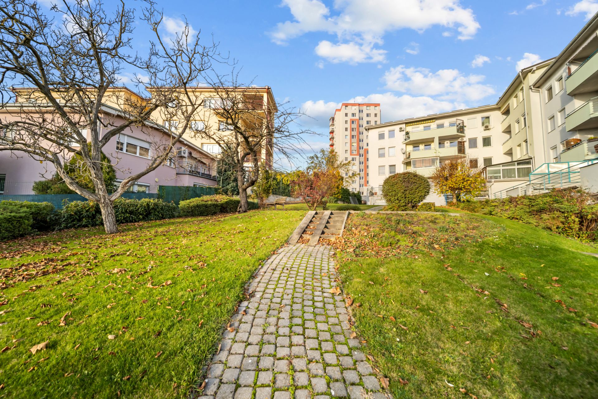 4-izbový byt 140 m² + balkón + 2 garáže – spolu 4 parkovacie miesta