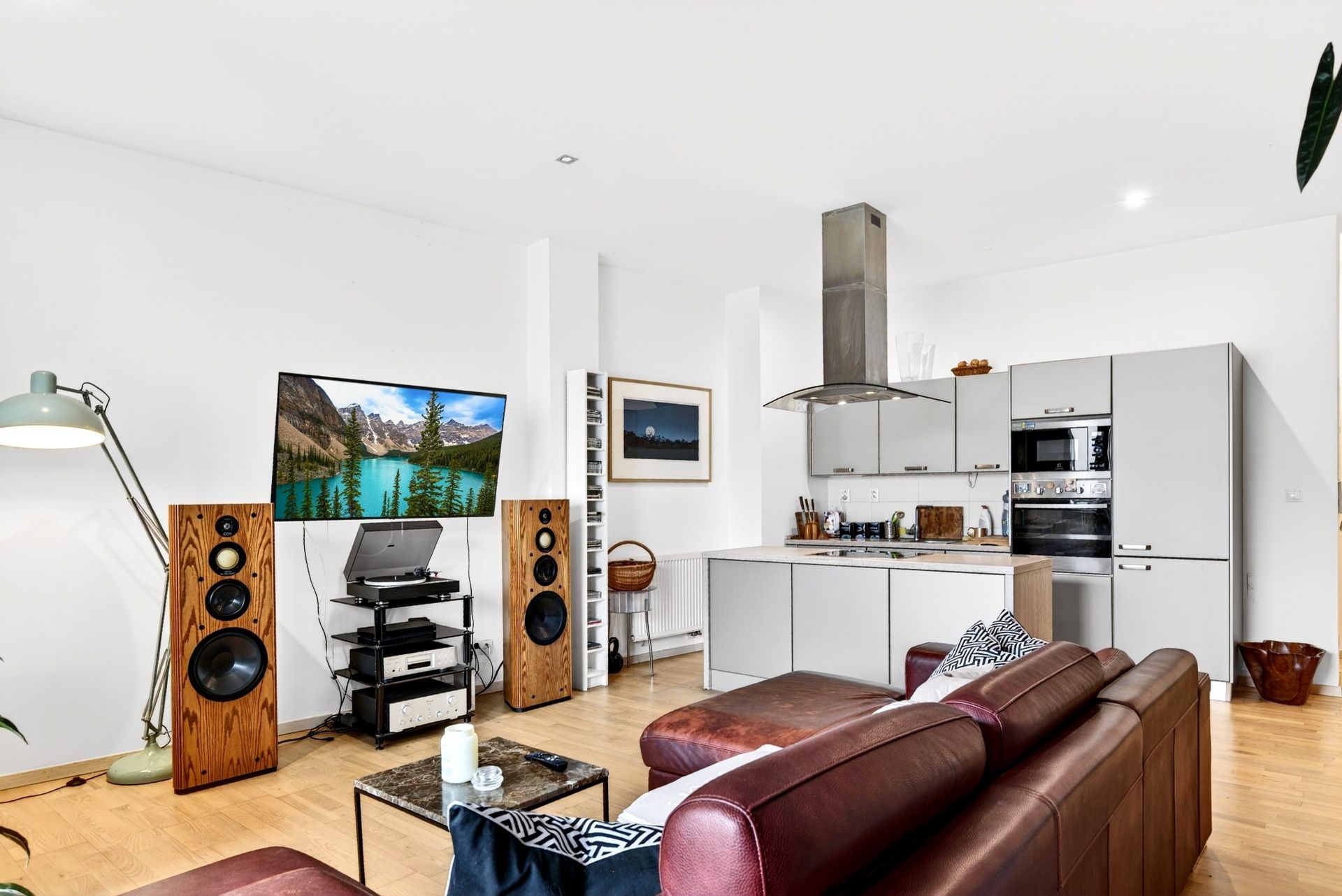 Žiť v centre Bratislavy a mať absolútny pokoj? Tento byt vám ukáže, že je to možné.